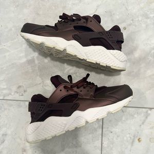 Nike Women’s Air Huarache Run - Metallic Mahogany